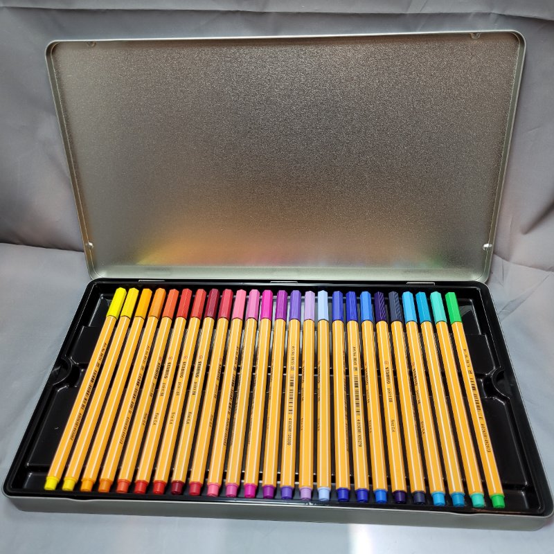 Set 50 Marcadores Fineliner Point 88 Caja Metálica Stabilo