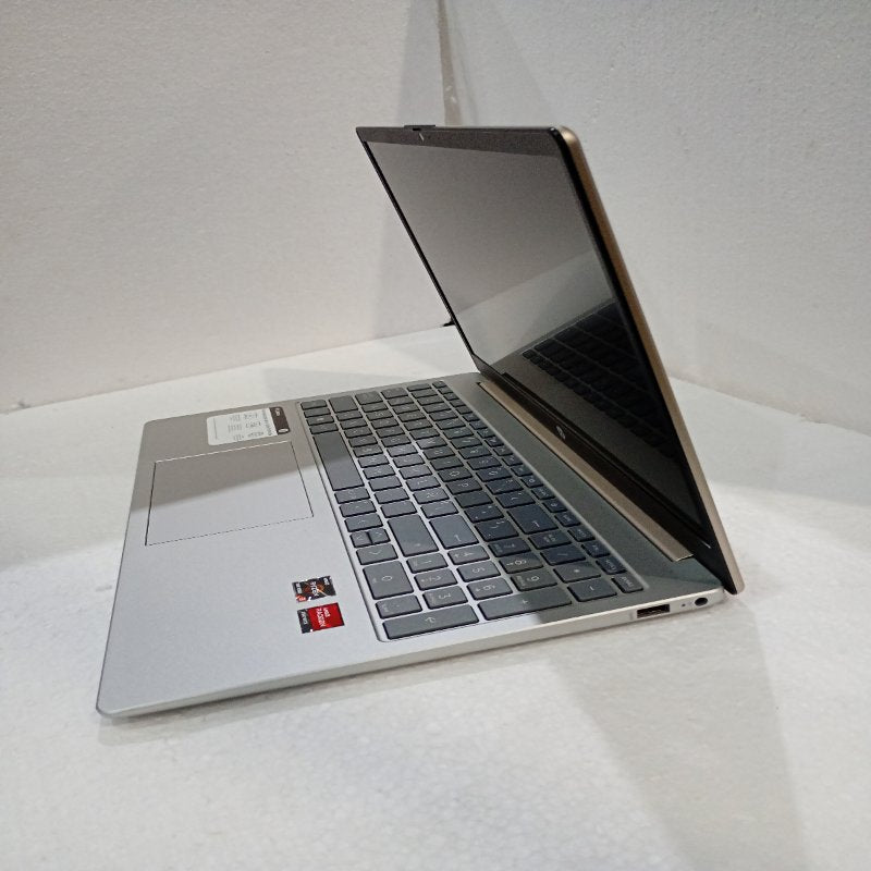Notebook HP 15-fc0043la 15.6" AMD Ryzen 3 7320U 8GB RAM 512GB SSD