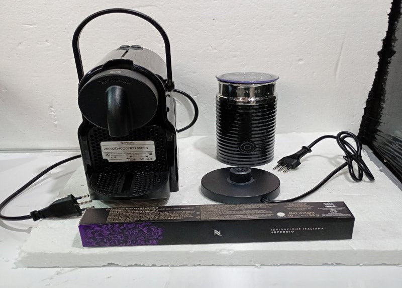 Cafetera de Cápsulas Nespresso Inissia C40 con Espumador de Leche Aeroccino 3