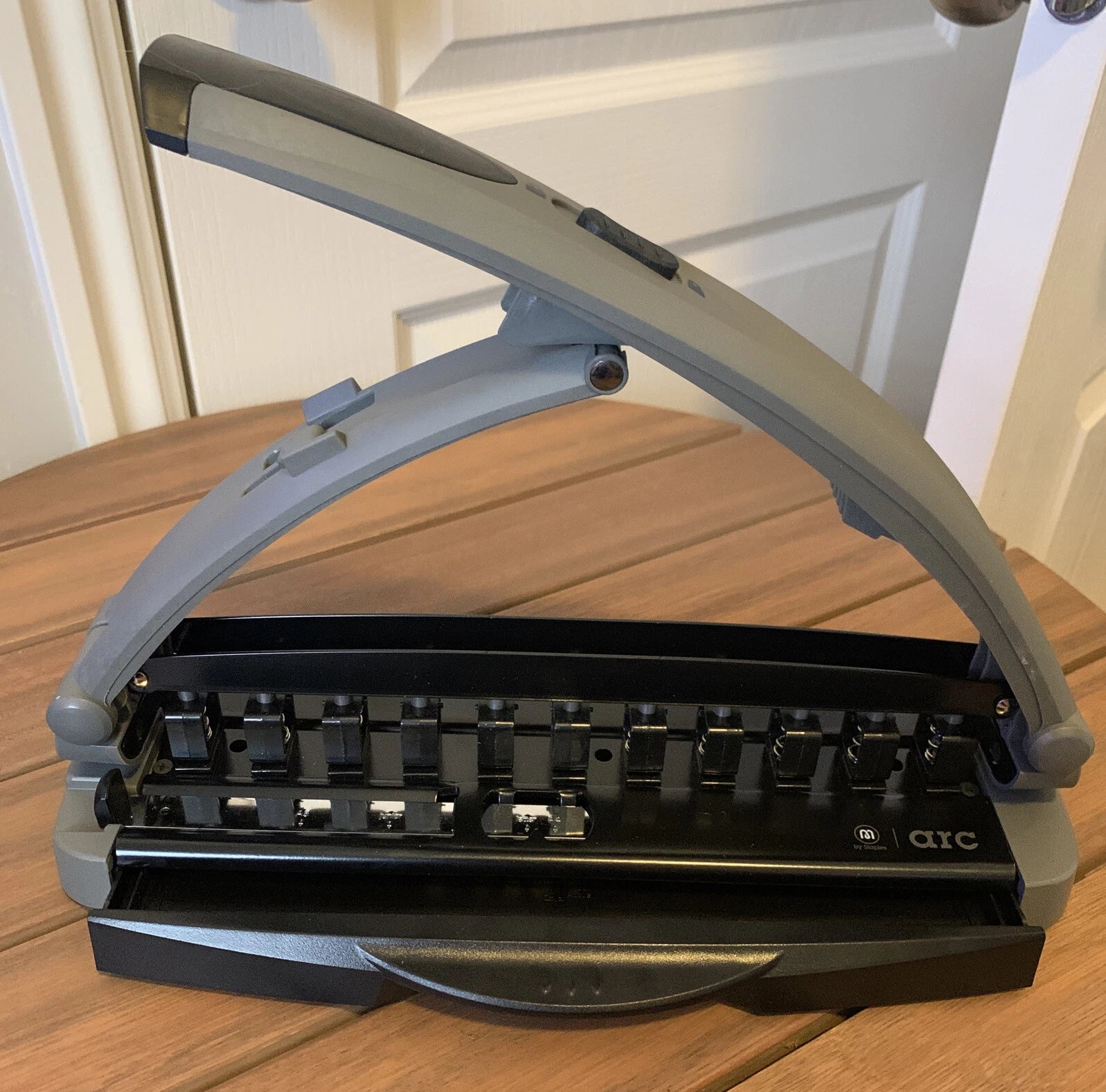 Perforadora De Escritorio Arc System 8 Hojas, 11 Orificios Staples 40836 Gris