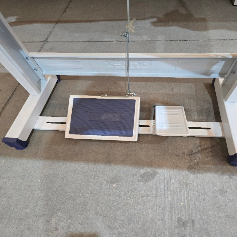 Mesa Industrial Maquina De Coser  5 Hilos Britex Gt880d 5 Blanco-Azul