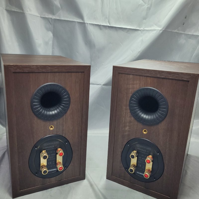 Parlantes Monitor Audio Bronze 50 Nogal