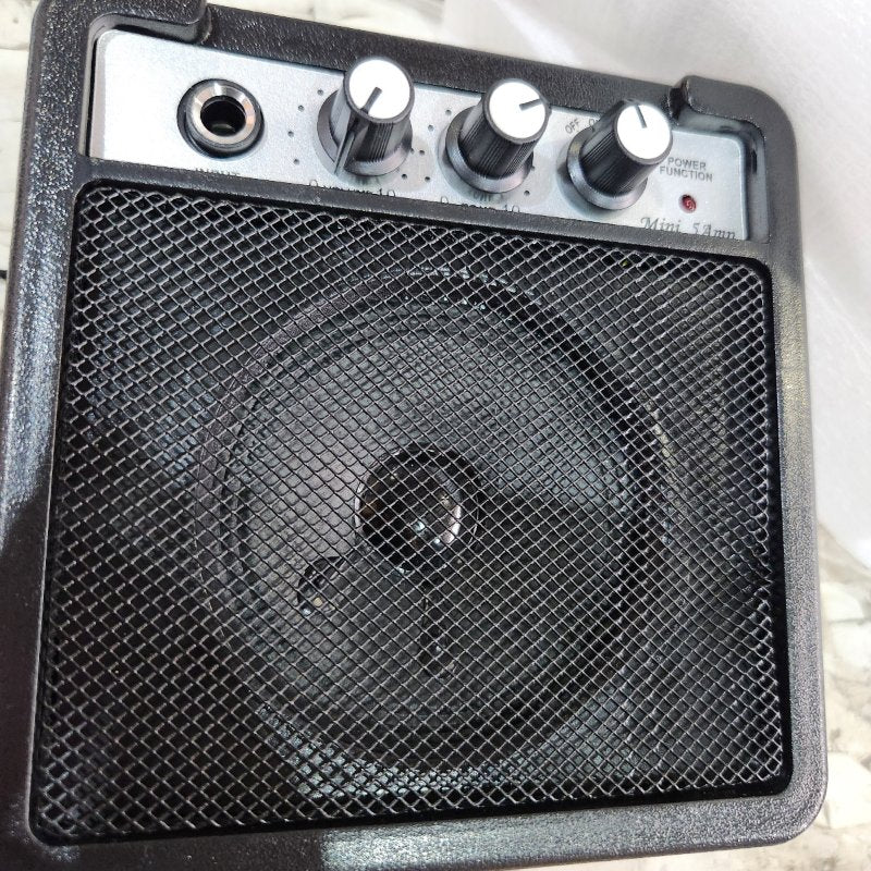 Guitarra Eléctrica Audiotek MKZ-ATGUITARNEG con Amplificador Incluido (18.6W, 220V/60Hz)