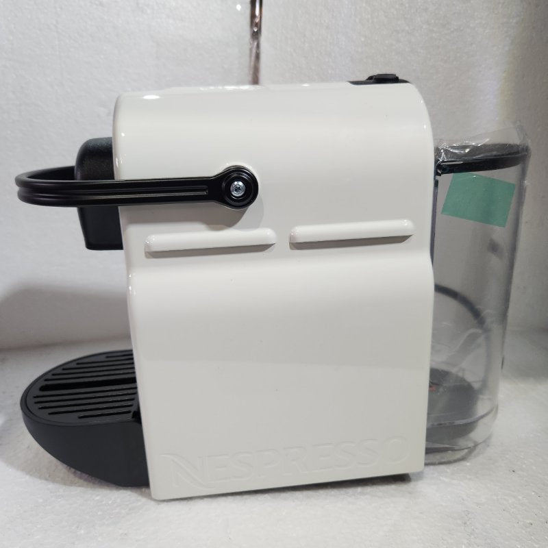 Cafetera Nespresso Inissia con Espumador Aeroccino 3, Blanco