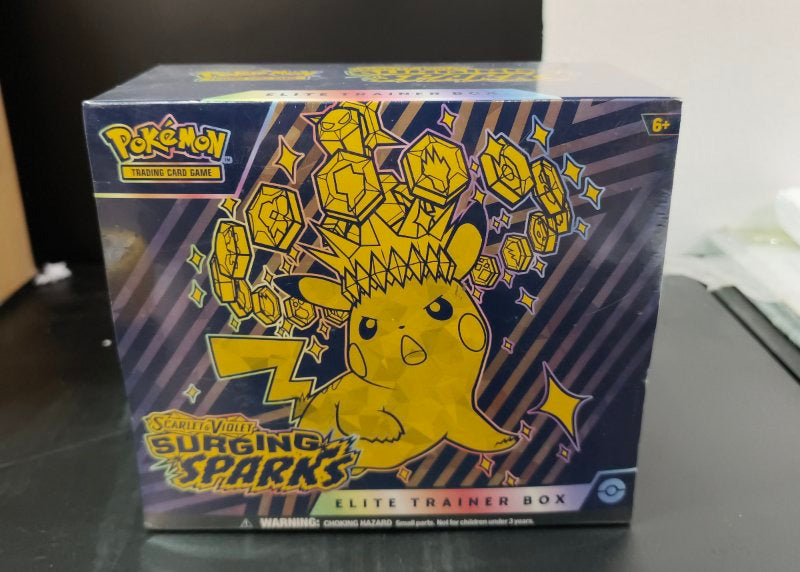 Elite Trainer Box Pokémon Escarlata y Violeta Surging Sparks