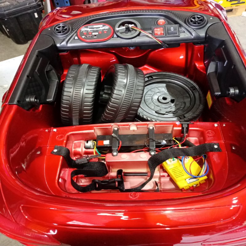 Auto Eléctrico Deportivo para Niño con Control Remoto, Luces y Sonido Mundo 2080
