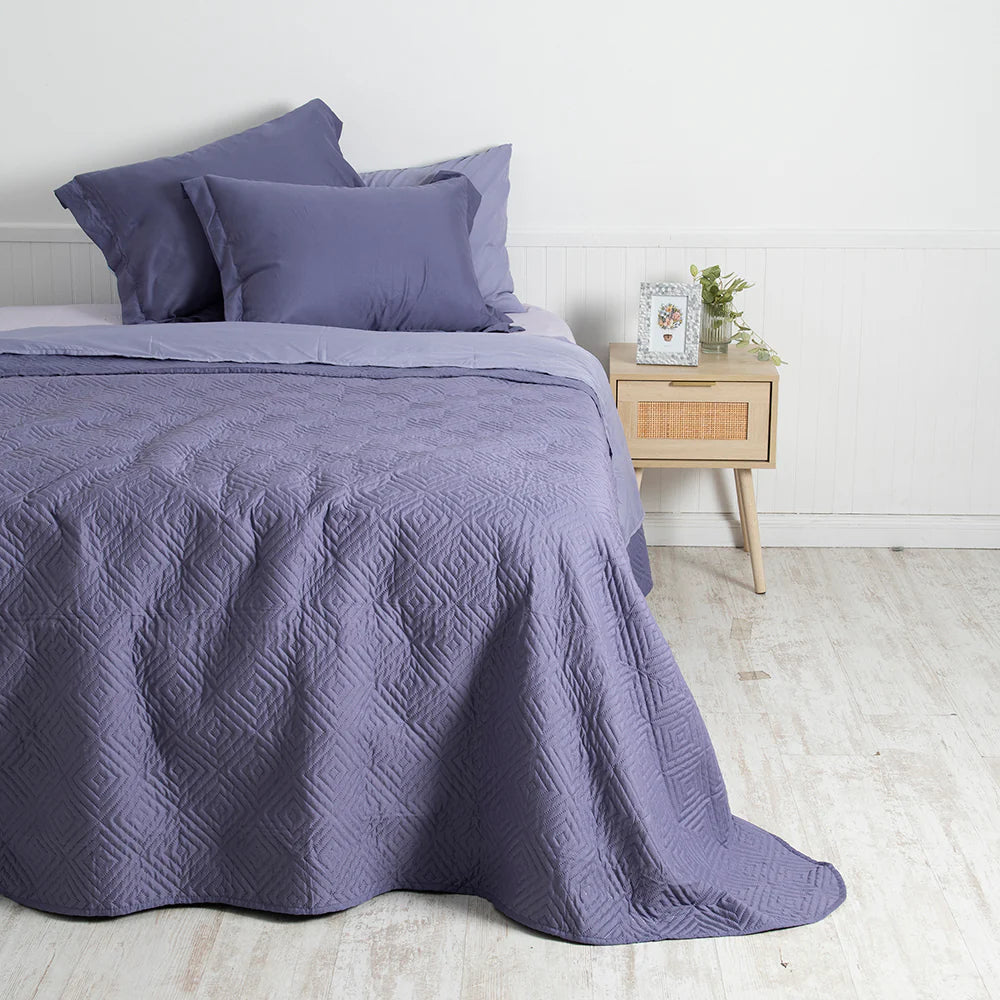Set Quilt Mashini Estampado + Sabanas Lisas Morado King