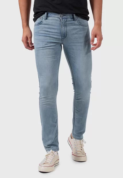 Jeans hombre wrangler celeste calce ajustado, talla 42